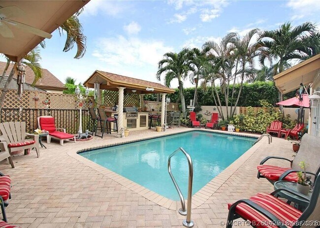 Building Photo - 16657 Redwood Way