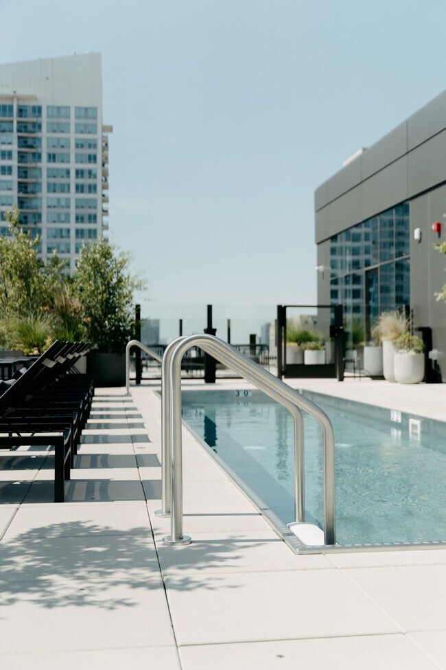 Building Photo - 755 S Clark St