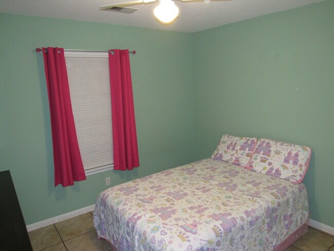 Building Photo - 142 Roanoke Dr