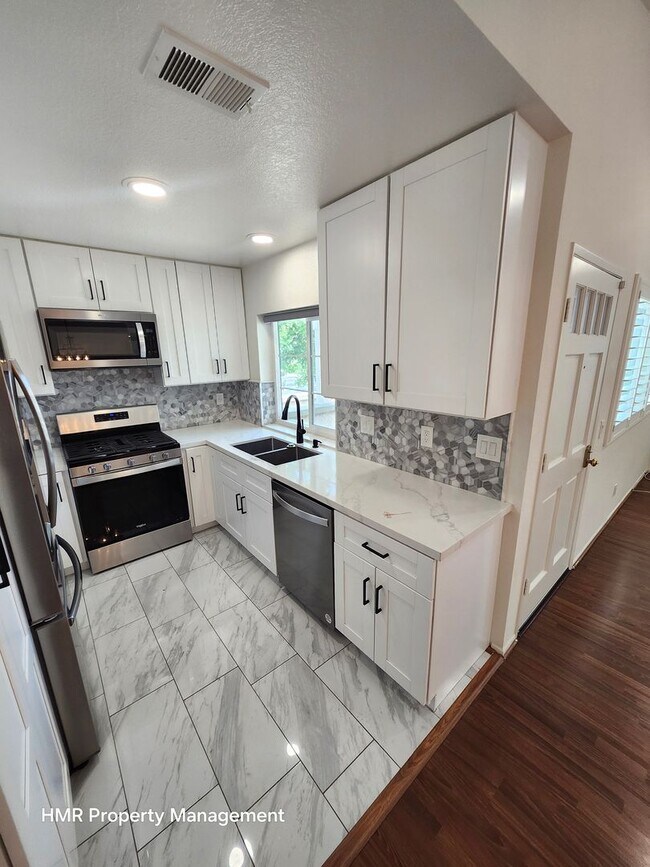Building Photo - Coming Soon: 2beds/2bath Condo near Victoria Gardens!