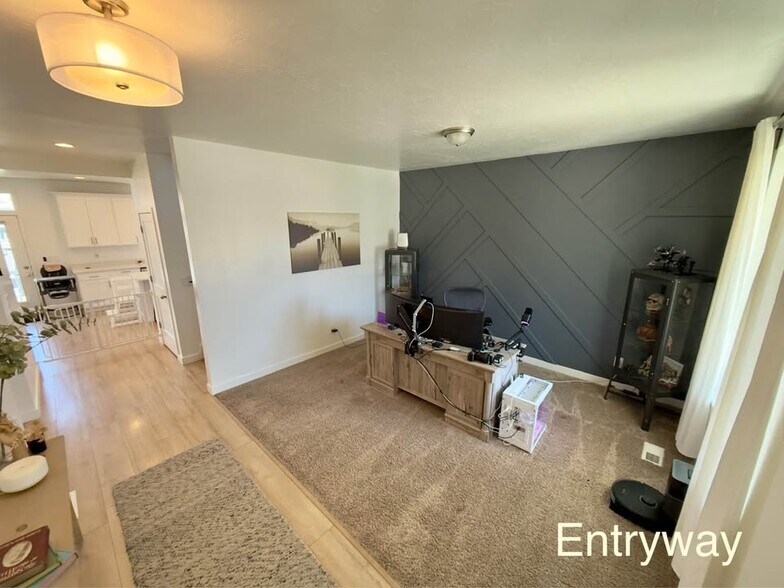 Building Photo - 2693 E Gambel Oaks Dr
