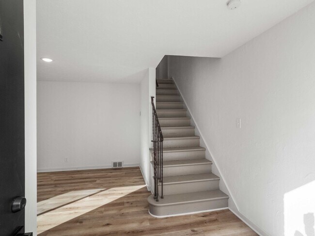 Building Photo - AVAILABLE NOW! STUNNING 3 BEDROOM IN PENN ...