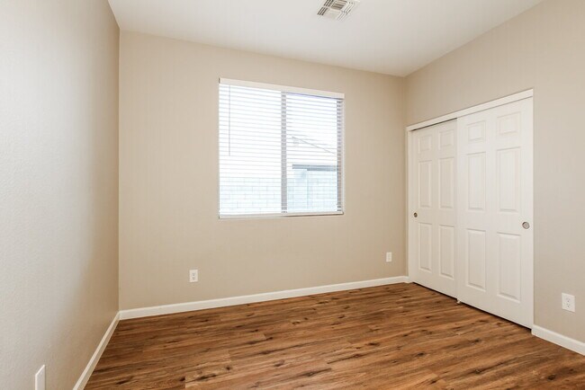 Building Photo - 14338 W Crocus Dr