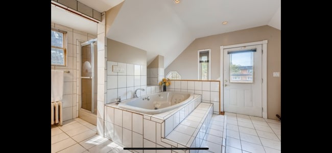 Master bathroom - 705 Madison St