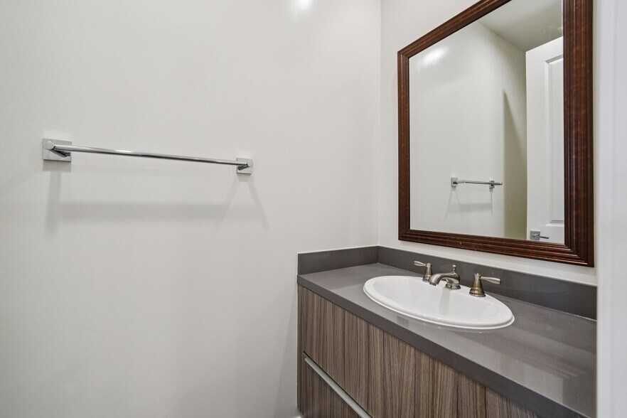 Guest bath - 1404 S Alta Vista Ave
