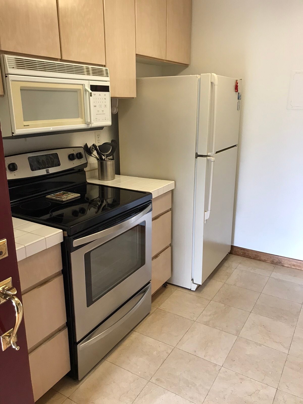 Kitchen - 6000 Bixby Village Dr