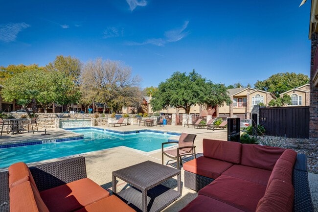 Building Photo - BEST 2 BEDROOM - PRIVATE YARD - PRIVATE GA...