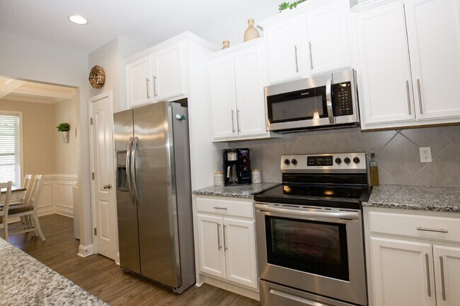 Building Photo - "Spacious 4-Bedroom Home with 2.5 Baths in...