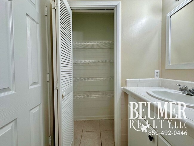 Building Photo - Charming 2 bedroom, 2.5 bath townhome for rent in SW Pensacola!