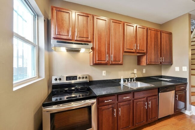 Building Photo - 2 Bedroom 1 Bathroom Townhouse // H-Street...