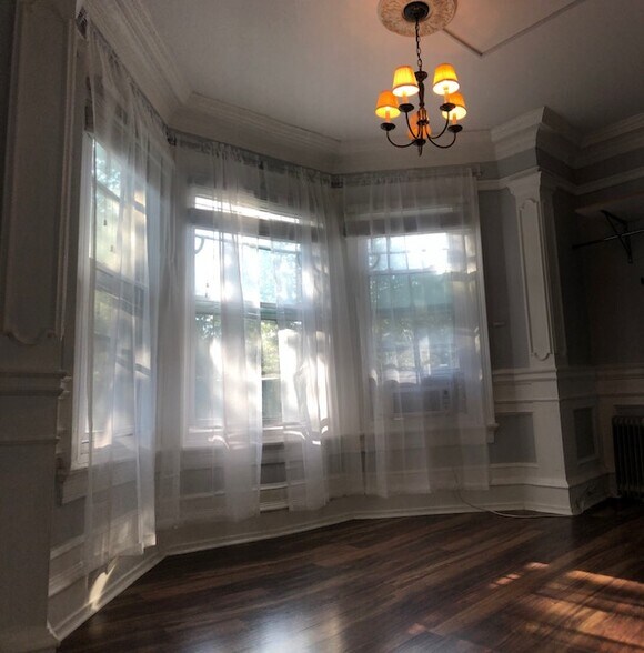Building Photo - 323 S 46th St