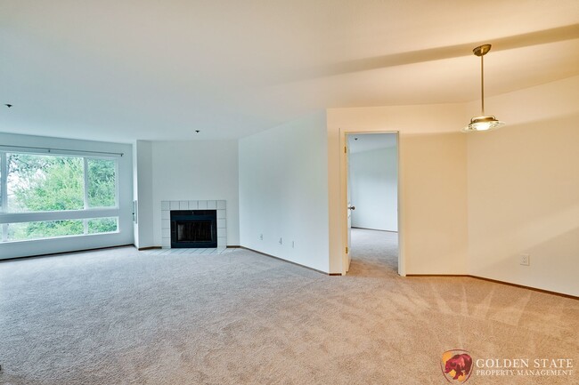 Building Photo - Top Floor Corner Unit - New Carpet - Eleva...