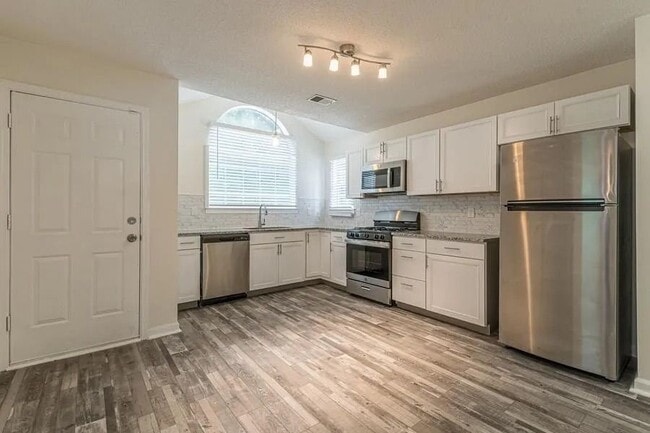 Building Photo - 5545 Northcut Dr