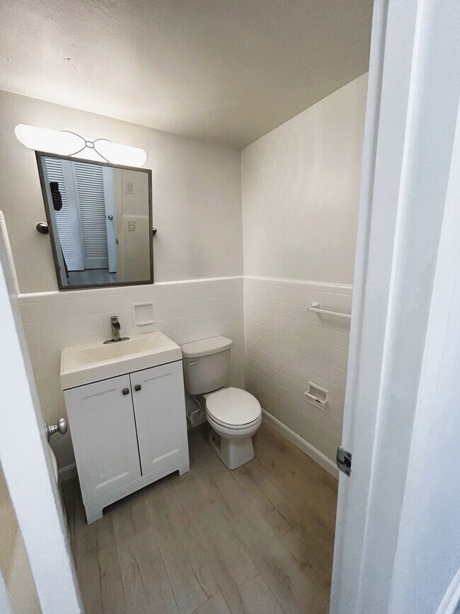 Building Photo - Updated 1 Bedroom 1 Bath Condo - Steps fro...