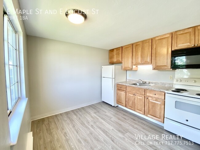 Building Photo - Remodeled 2-Bed with eat-in kitchen! Conve...