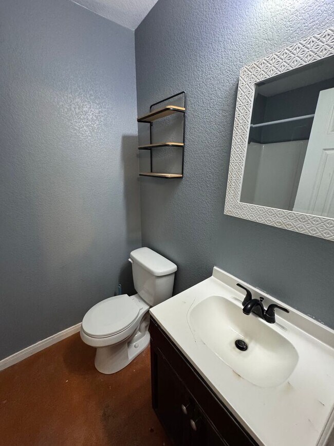 Building Photo - Lacy Lakeview Duplex
