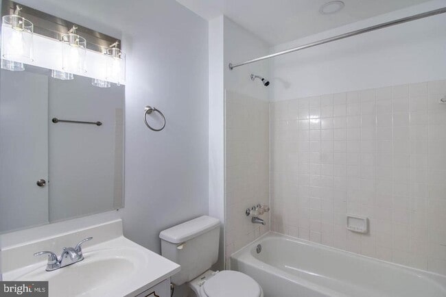 Building Photo - 9709 Lakepointe Dr