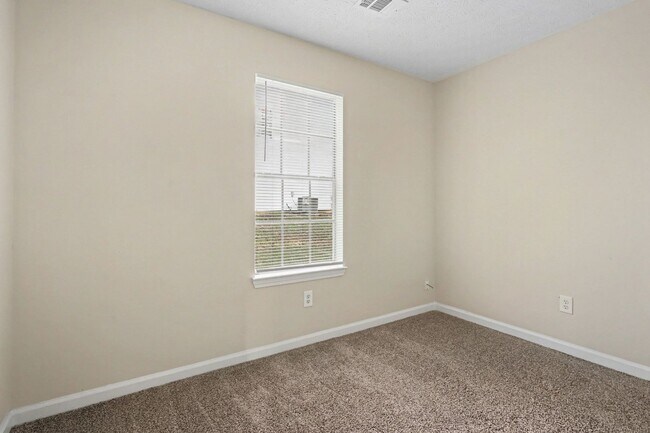 Building Photo - 3 Bedroom 2 Bath House