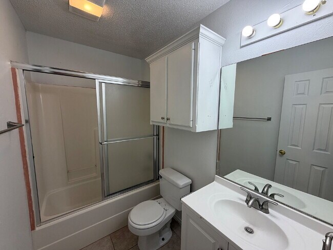 Building Photo - Modern Flair Three Bedroom Home Near Dunbar!