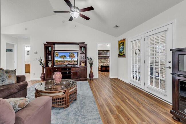 Building Photo - 765 Riverward Dr