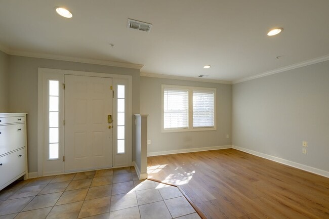 Building Photo - Luxury Living in the Villages of Urbana