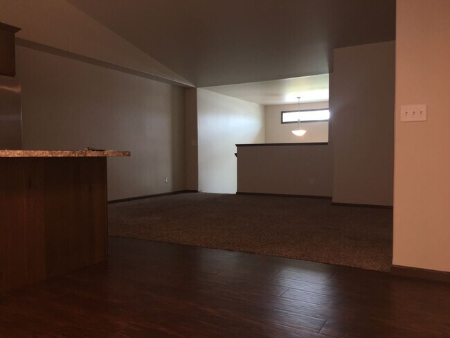 Building Photo - 3 Bed 2 Bath Twin Home