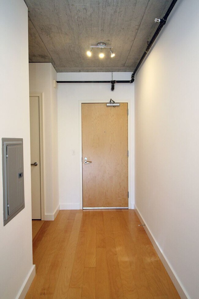 Building Photo - Chic, Urban 1 Bedroom Loft Style Condo at ...