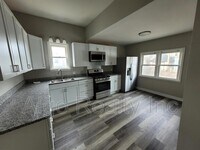 Building Photo - 133 Winifred St W