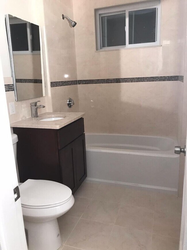 Building Photo - Spacious four bedroom apartment - Septembe...