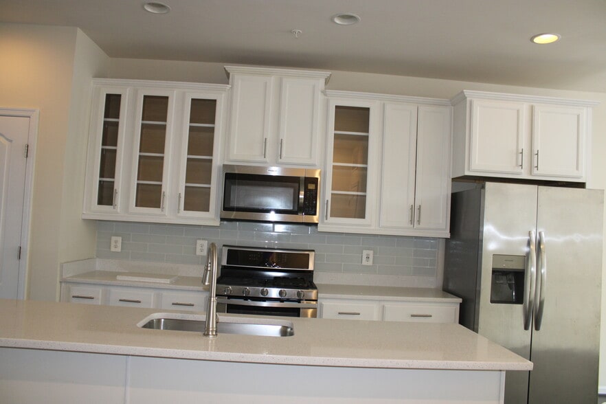 Building Photo - 829 Jarrett Ln