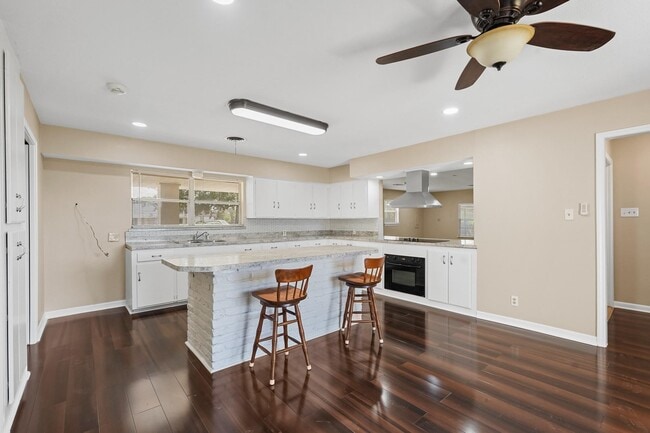 Building Photo - 10645 Oak Brook Dr