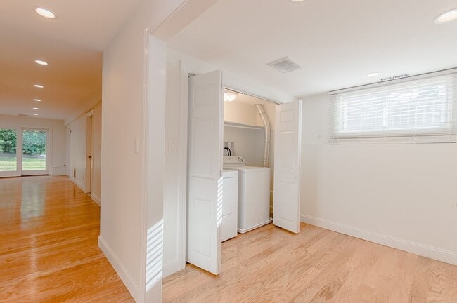 Building Photo - 264 Country Way