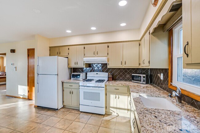 Building Photo - 92 Coleman St