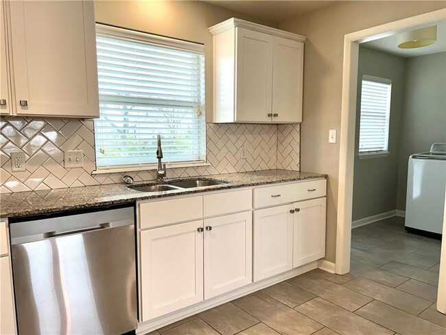 Building Photo - 301 Crestview Dr