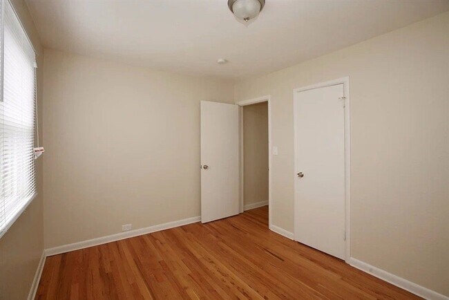 Building Photo - 1745 W Crestline Dr