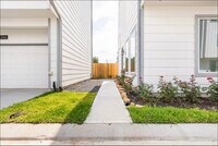 Building Photo - 1740 Cove Cres Ct