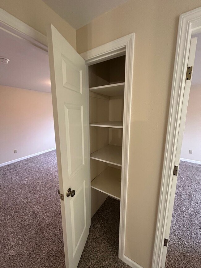 Building Photo - Two Bedroom One Bathroom Duplex For Rent in Bellingham