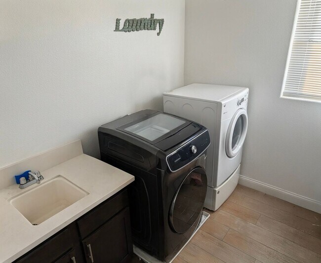 Building Photo - Spacious 4-Bedroom Corner-Lot Home w/ Smar...