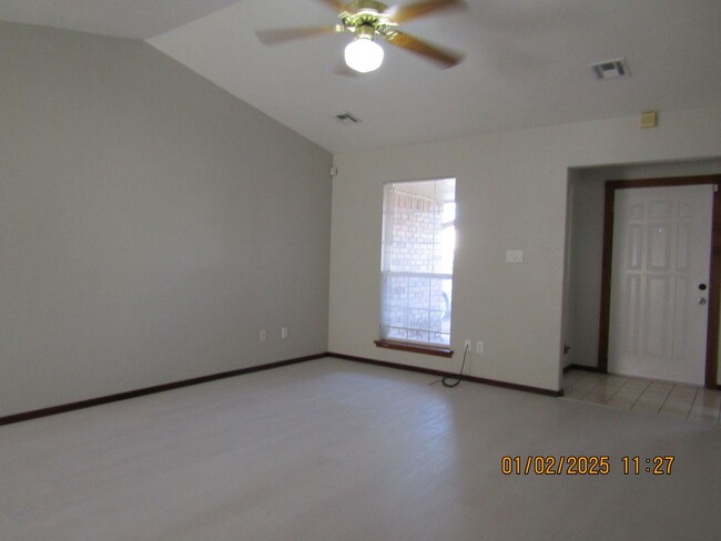 Building Photo - Freshly Painted/New Flooring Home!! No Pets!