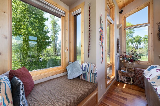 Building Photo - 8225 N Spring Gulch Rd