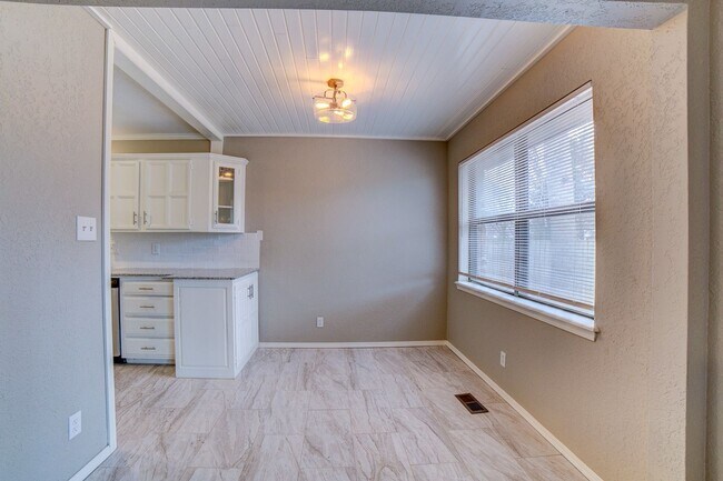 Building Photo - 3 Bed | 2 Bath | Tulsa | 1,511 SQFT