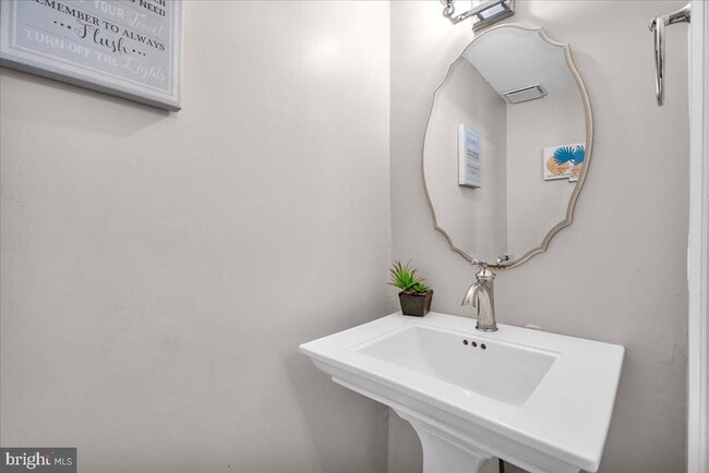 Building Photo - 406 Kings Hwy E