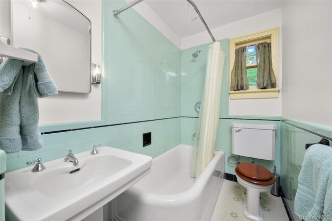 Building Photo - 77 Lake Dr