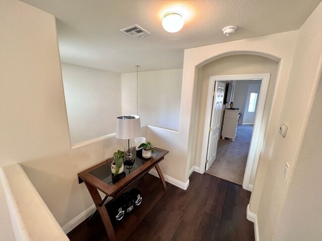Building Photo - SOUTHERN HIGHLANDS! 3BD/2.5BA FURNISHED!