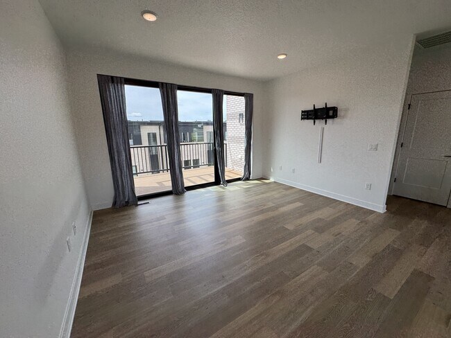 Building Photo - 1371 Keosauqua Way