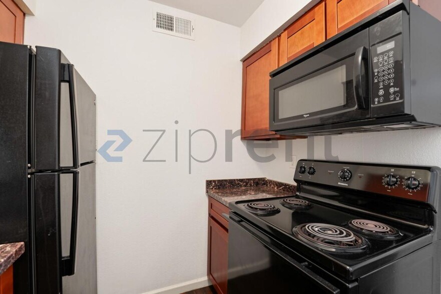 Building Photo - Unit 411