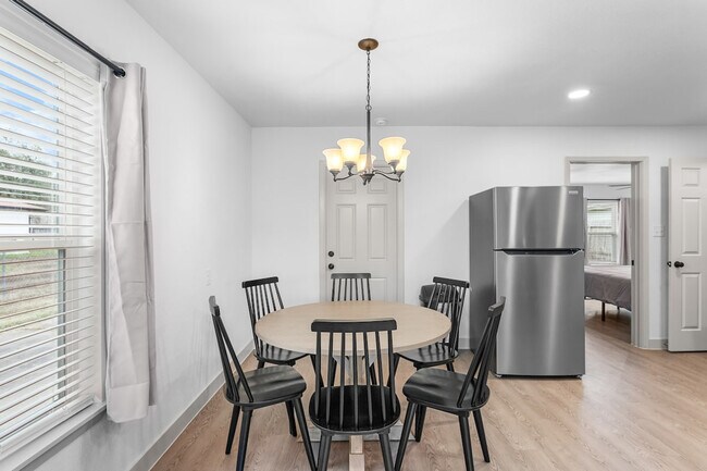 Building Photo - 4301 Sherwood Dr