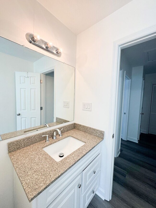 Building Photo - Conveniently Located 3 Bed 2.5 Bath Home i...
