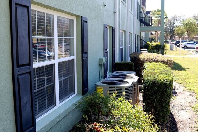 Building Photo - Newly renovated first floor condo! 2 bedrooms