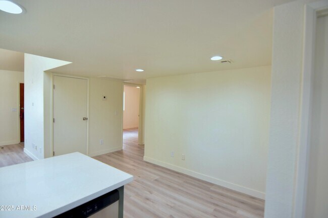 Building Photo - 2020 W Union Hills Dr